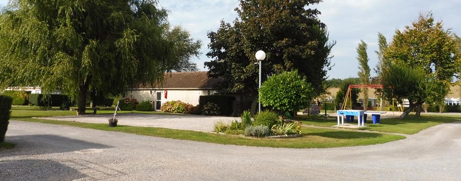 Camping avec terrain de pétanque et aires de jeux